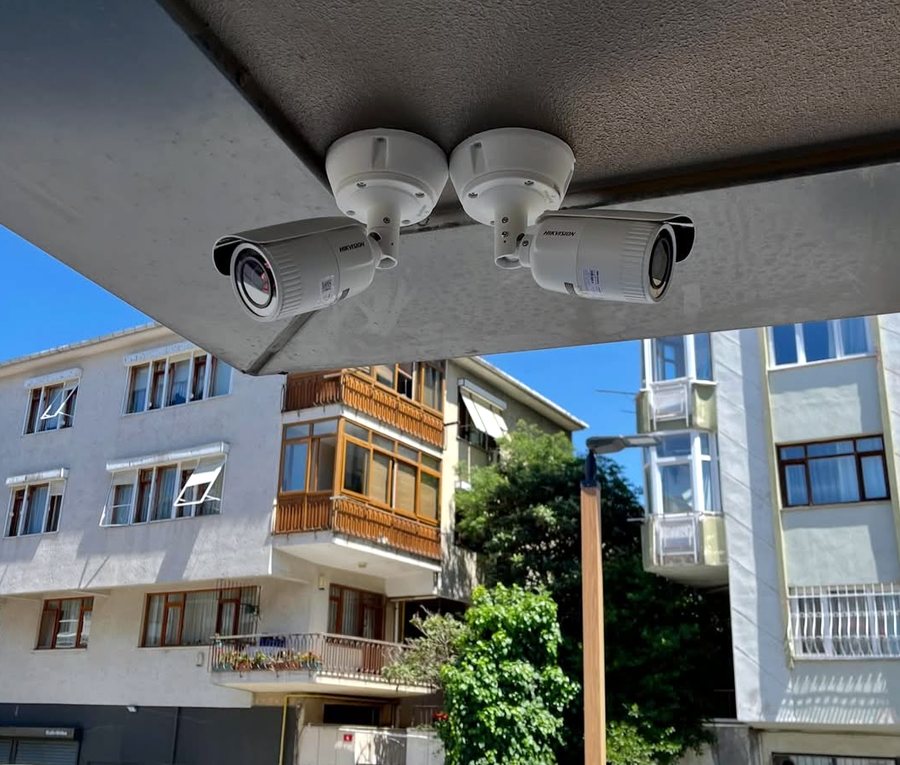 Kepez Antalya'da saçak altına monte edilmiş iki güvenlik kamerası