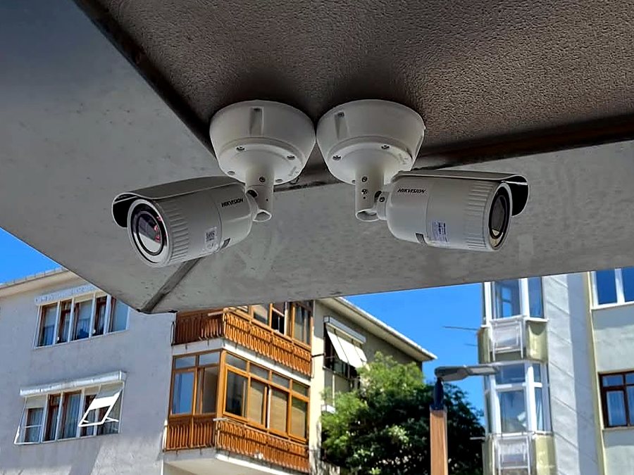 Saçak altına monte edilmiş iki bullet güvenlik kamerası
